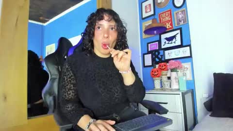 Snapshot of kyes_dreams3 chatting on October 28, 2025, 4:16 am ---Keys--- online show from October 28, 2025, 4:16 am