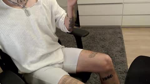 Snapshot of kyle_alternative chatting on October 13, 2025, 7:41 am Kyle online show from October 13, 2025, 7:41 am