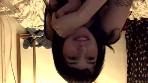 l_o_u_v_e online show from November 11, 2025, 5:35 pm