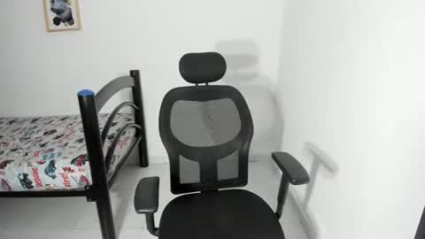 Snapshot of la_pequena_culona chatting on March 17, 2026, 6:00 pm la_pequena_culona online show from March 17, 2026, 6:00 pm