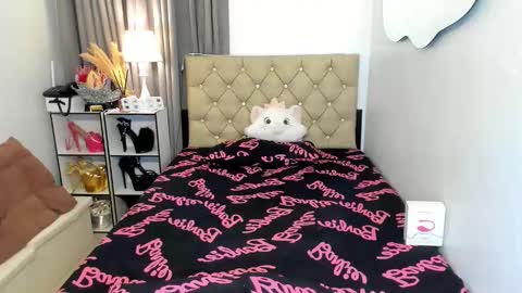 lady_moriseth online show from January 19, 2025, 8:29 am