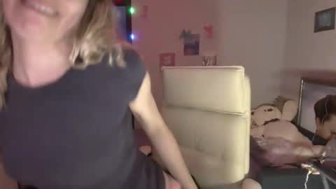 Snapshot of lady_smile69 chatting on December 19, 2025, 9:33 pm lady_smile69 online show from December 19, 2025, 9:33 pm