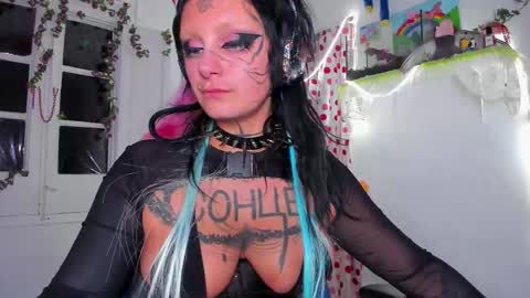 Mia online show from November 27, 2025, 9:50 pm