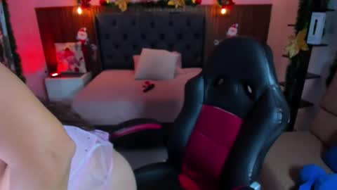 LADY  online show from December 20, 2025, 12:23 pm