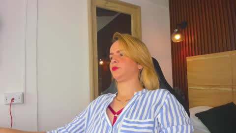 Snapshot of laia_hatman chatting on January 7, 2026, 1:02 pm L A I A online show from January 7, 2026, 1:02 pm