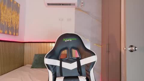 Laura online show from December 3, 2025, 12:14 pm