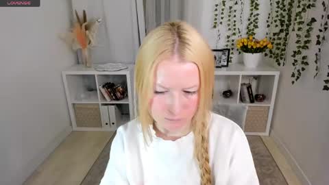 Snapshot of laly_peach chatting on April 23, 2026, 11:42 am Laly online show from April 23, 2026, 11:42 am