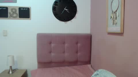 Lanna online show from February 26, 2025, 1:19 pm