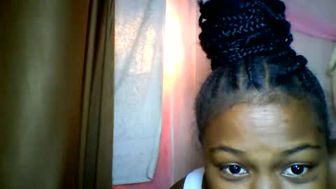 Snapshot of lara_belle chatting on May 23, 2026, 6:29 am lara_belle online show from May 23, 2026, 6:29 am