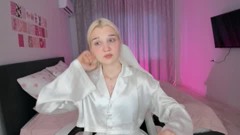 Snapshot of lara_lips chatting on March 10, 2026, 4:06 am Lara online show from March 10, 2026, 4:06 am