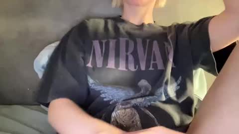 Lara Neon online show from February 4, 2026, 4:02 pm