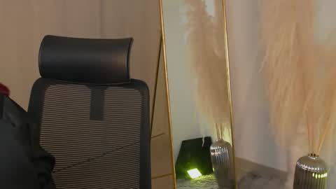 Lara Beker online show from December 22, 2025, 5:32 pm