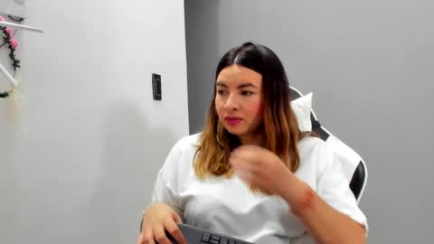Lara online show from May 22, 2026, 1:35 am
