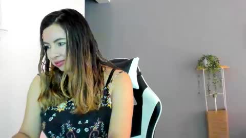 Lara online show from May 30, 2026, 7:44 pm