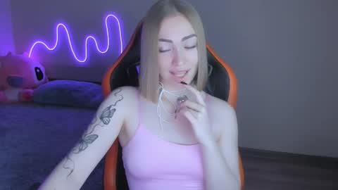 LaraKrein lk online show from November 14, 2025, 1:43 pm