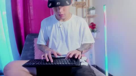 latiin_boy21 online show from November 8, 2025, 5:34 pm