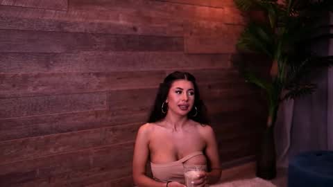 Snapshot of latinaloco chatting on October 9, 2025, 5:22 pm Latina online show from October 9, 2025, 5:22 pm