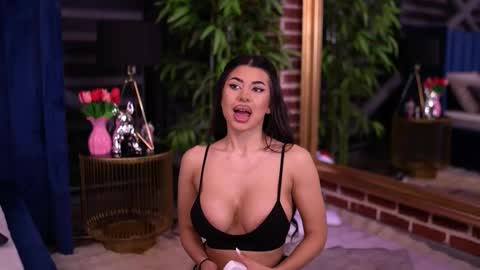 Snapshot of latinaloco chatting on February 5, 2026, 6:23 pm Latina online show from February 5, 2026, 6:23 pm