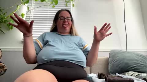 Snapshot of laulauma chatting on January 17, 2025, 3:43 pm LauLauMa online show from January 17, 2025, 3:43 pm