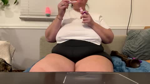 Snapshot of laulauma chatting on January 21, 2025, 12:04 am LauLauMa online show from January 21, 2025, 12:04 am