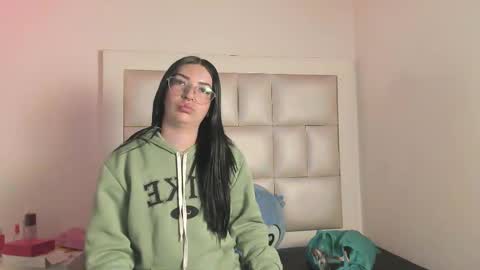 laura__js_ online show from November 19, 2025, 4:23 am