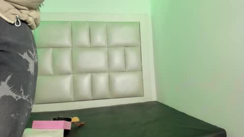 laura__js_ online show from December 1, 2025, 4:17 am