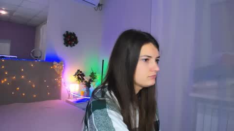 Snapshot of laura__leee chatting on December 23, 2025, 6:11 am Laura online show from December 23, 2025, 6:11 am