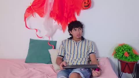 laura_and_kevin online show from October 18, 2025, 2:51 pm