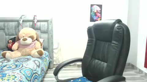 Snapshot of laura_craizy chatting on October 22, 2025, 2:45 am CALL ME LOVE LAURA online show from October 22, 2025, 2:45 am