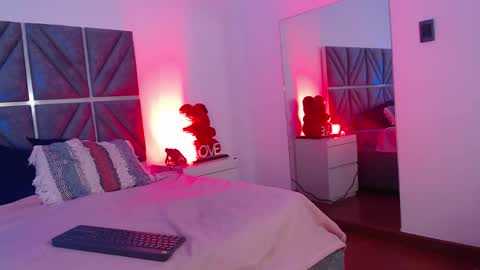 laura_dicardy online show from December 2, 2025, 7:42 pm