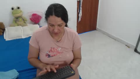 laura_foxx2379 online show from November 30, 2025, 4:44 pm