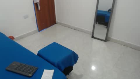 laura_foxx2379 online show from January 8, 2026, 9:50 pm