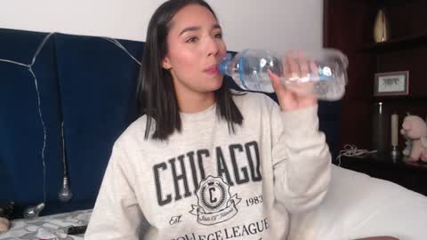 Snapshot of laura_golden1 chatting on January 25, 2025, 1:43 am lLAURA online show from January 25, 2025, 1:43 am
