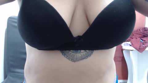  Laura  online show from October 22, 2025, 3:23 pm