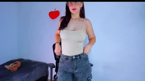 Snapshot of laura_ivy chatting on June 19, 2026, 1:15 pm LauraIvy online show from June 19, 2026, 1:15 pm