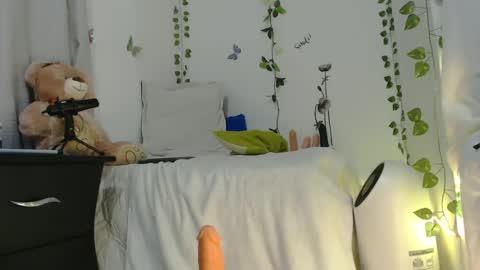 Snapshot of laura_lovingxxx chatting on February 3, 2025, 11:15 pm laura lovingxxx online show from February 3, 2025, 11:15 pm