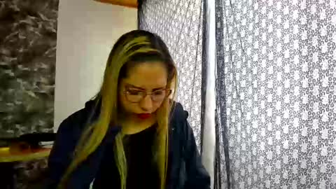 Snapshot of laura_marlyn chatting on January 6, 2025, 4:02 pm LARA online show from January 6, 2025, 4:02 pm