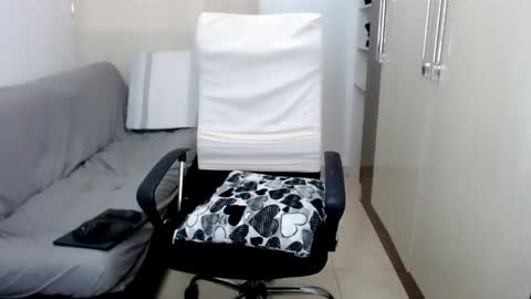 Snapshot of laura_pervert_ chatting on February 16, 2025, 8:11 pm Laura online show from February 16, 2025, 8:11 pm