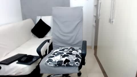 Snapshot of laura_pervert_ chatting on March 2, 2025, 2:41 am Laura online show from March 2, 2025, 2:41 am
