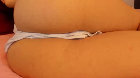 Snapshot of laura_soe chatting on December 22, 2025, 11:02 pm LAURA SOE online show from December 22, 2025, 11:02 pm