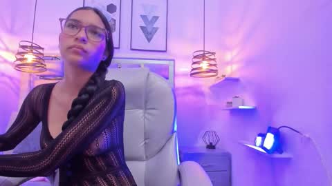 laura stuar online show from October 30, 2025, 11:44 am