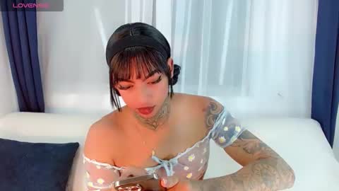 Snapshot of laura_sweet7 chatting on December 19, 2025, 6:53 am Laura online show from December 19, 2025, 6:53 am