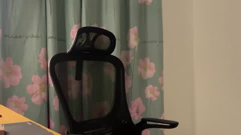 laurabestt online show from June 29, 2026, 9:04 am