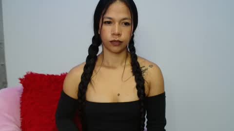 lauracb          online show from October 21, 2025, 5:52 am