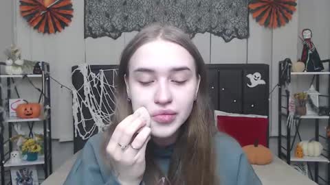 LauraHlot online show from November 2, 2025, 6:27 am