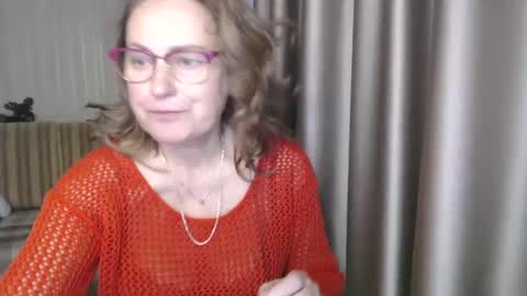 Snapshot of lauraoven1 chatting on December 19, 2024, 6:56 am Lauraoven1 online show from December 19, 2024, 6:56 am