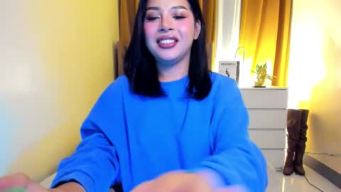 Snapshot of laurasinclair chatting on December 3, 2025, 5:00 pm Your sweet Laura online show from December 3, 2025, 5:00 pm