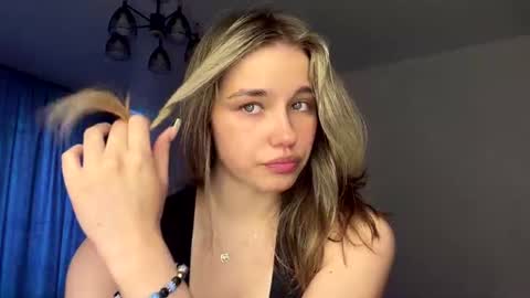 Snapshot of laurineleconey chatting on June 28, 2026, 1:17 pm Bella online show from June 28, 2026, 1:17 pm