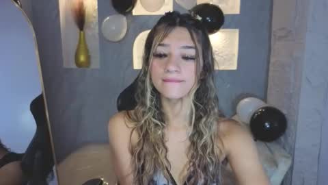 Snapshot of laurita_b chatting on December 20, 2025, 7:54 pm Laurita online show from December 20, 2025, 7:54 pm