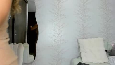 Layla Vanegas online show from October 20, 2025, 9:59 pm